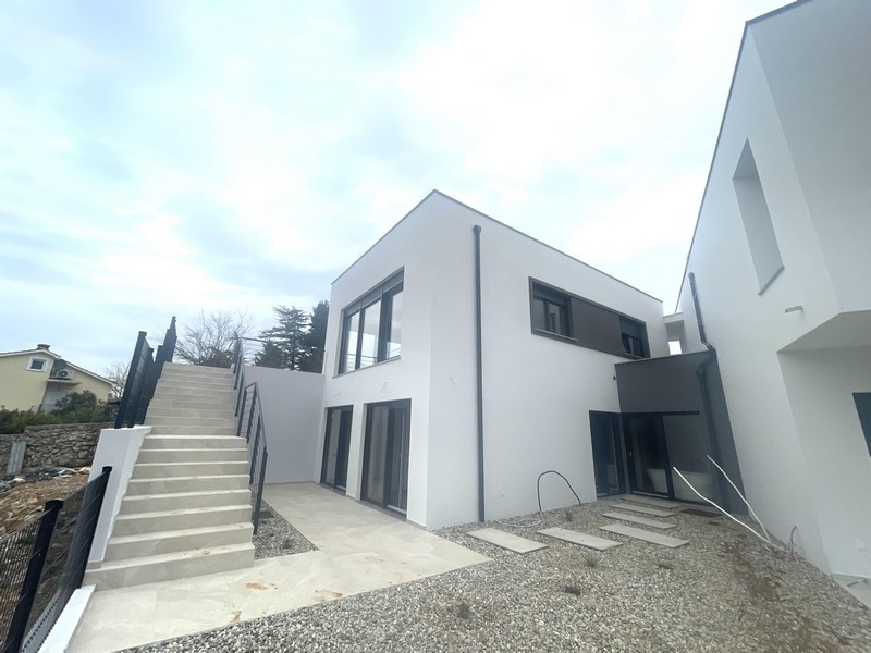Vue extérieure de la construction neuve avec escalier d'accès