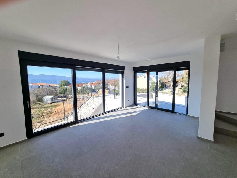 Séjour avec grandes façades vitrées et vue mer