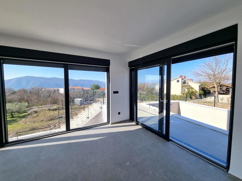 Vue du séjour sur la terrasse et le jardin
