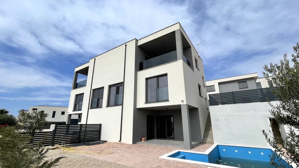 Maison jumelée avec piscine à Vodice.