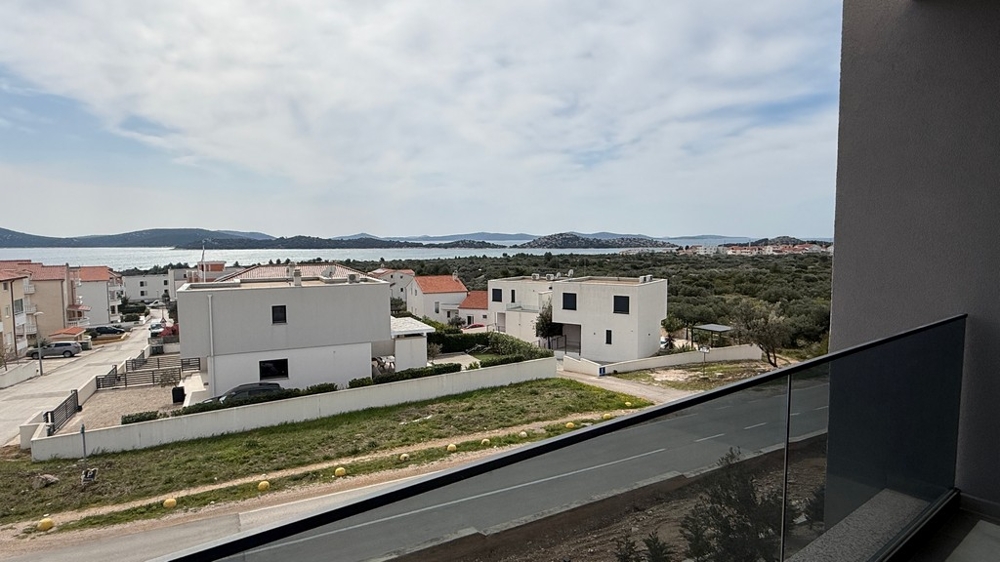 Vue mer depuis le balcon sur le quartier résidentiel et le paysage côtier