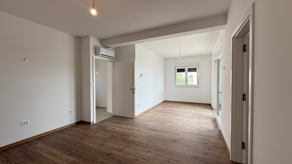 Séjour clair avec parquet et grandes baies vitrées