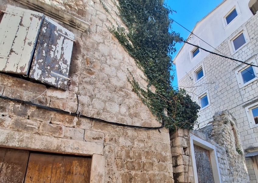 Maison de vieille ville à rénover à vendre à Trogir, Croatie.