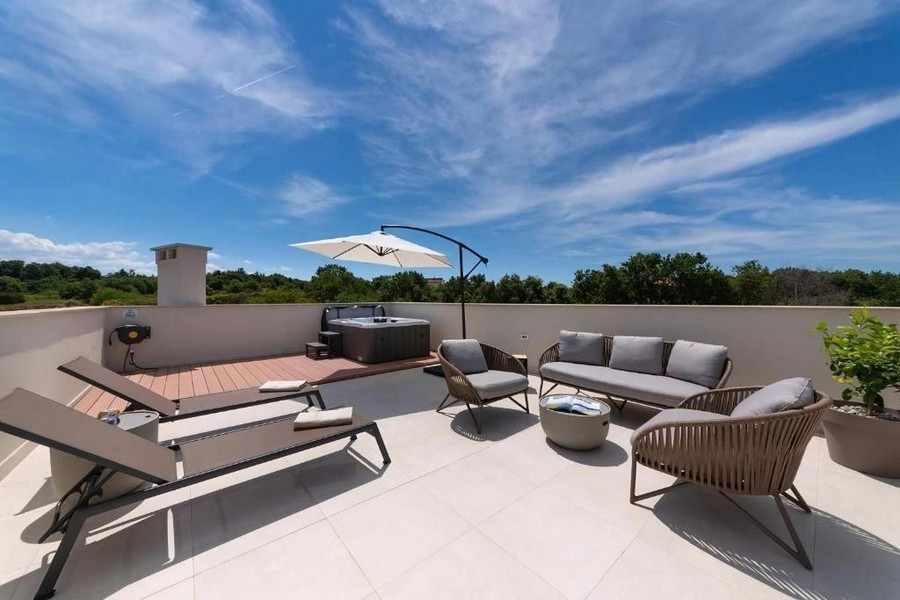 Toit-terrasse avec vue sur la verdure près de Porec en Croatie.