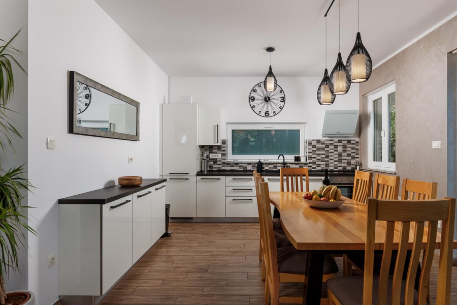 Cuisine avec espace repas et table en bois