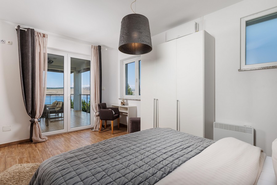 Chambre avec accès à la terrasse et vue mer