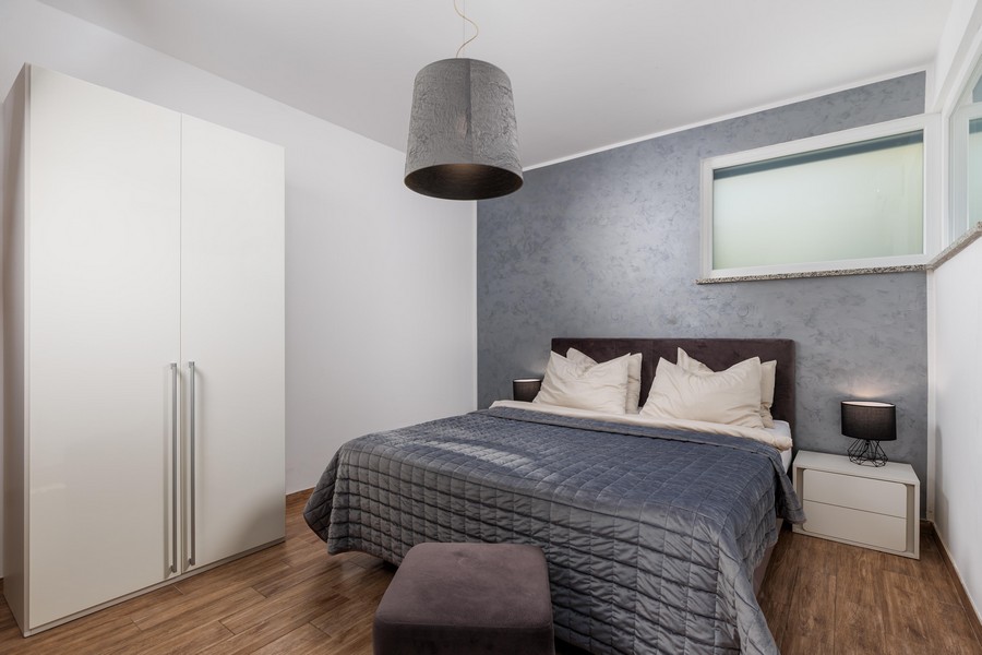 Chambre avec lit double et armoire