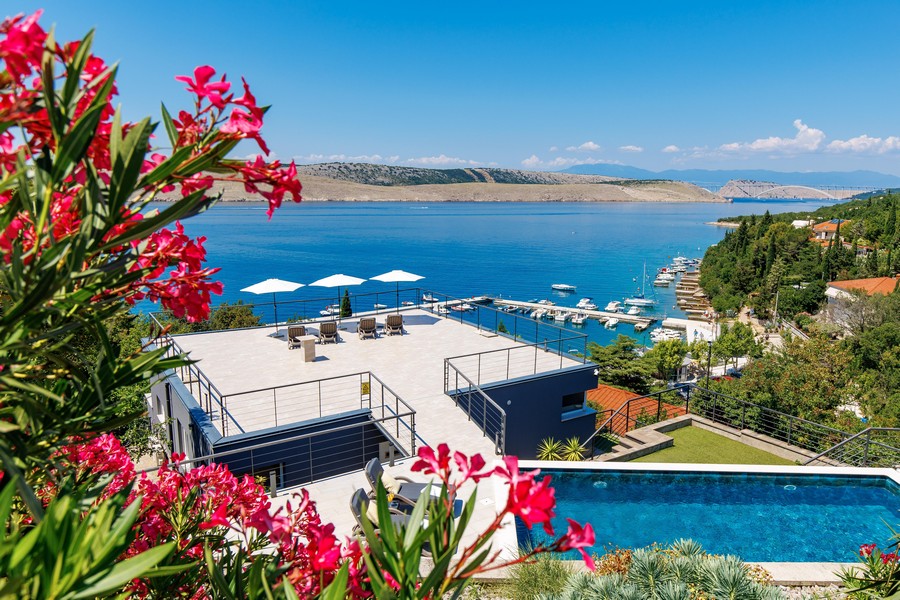 Villa avec piscine et toit-terrasse en bord de mer à Jadranovo - Panorama Scouting H3571