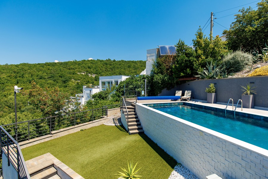 Piscine avec pelouse et escalier vers la terrasse - villa à vendre en Croatie