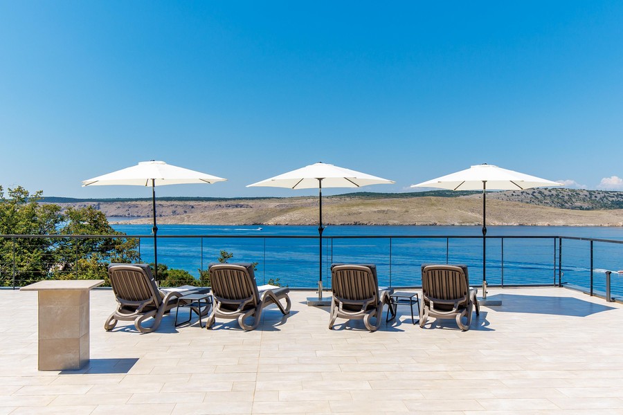 Toit-terrasse avec parasols et vue sur le golfe du Kvarner