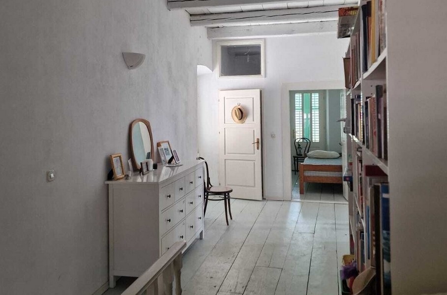 Couloir avec bibliothèque et accès à la chambre