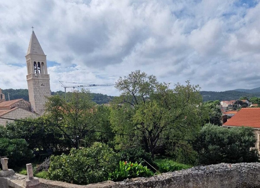 Vue sur le clocher et la vieille ville