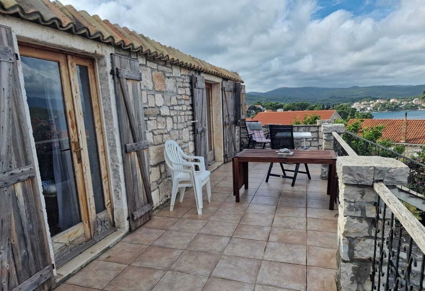 Terrasse en pierre avec vue mer