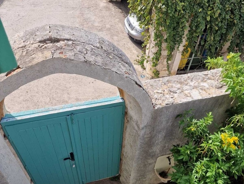 Portail d'entrée avec arc en plein cintre et mur