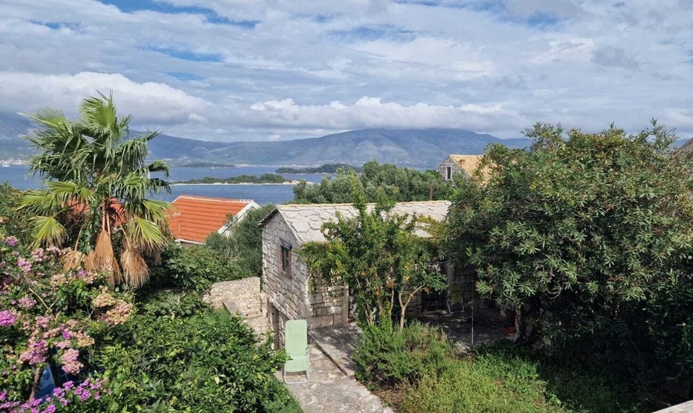 Vue mer et jardin avec maison en pierre naturelle