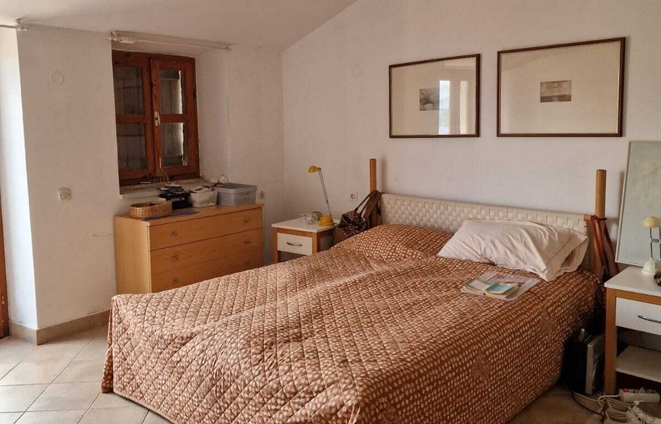 Chambre avec lit double et commode