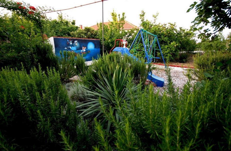 Aire de jeux pour enfants dans le jardin verdoyant