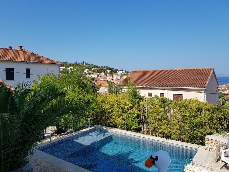 Vue sur la piscine et la mer avec les environs
