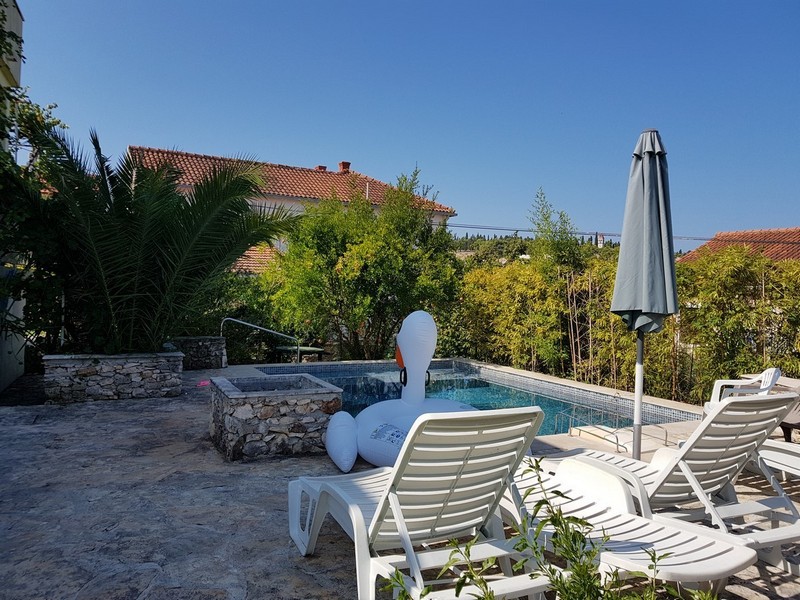 Solarium avec piscine et chaises longues
