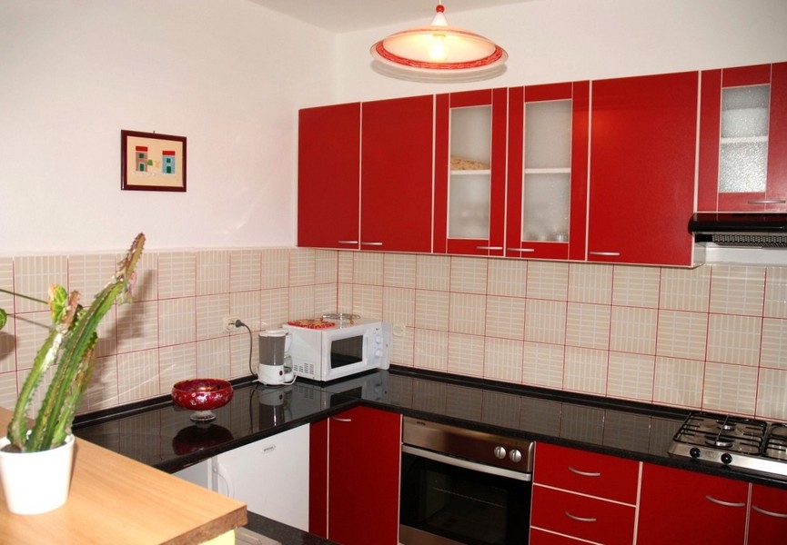 Cuisine avec placards encastrés rouges