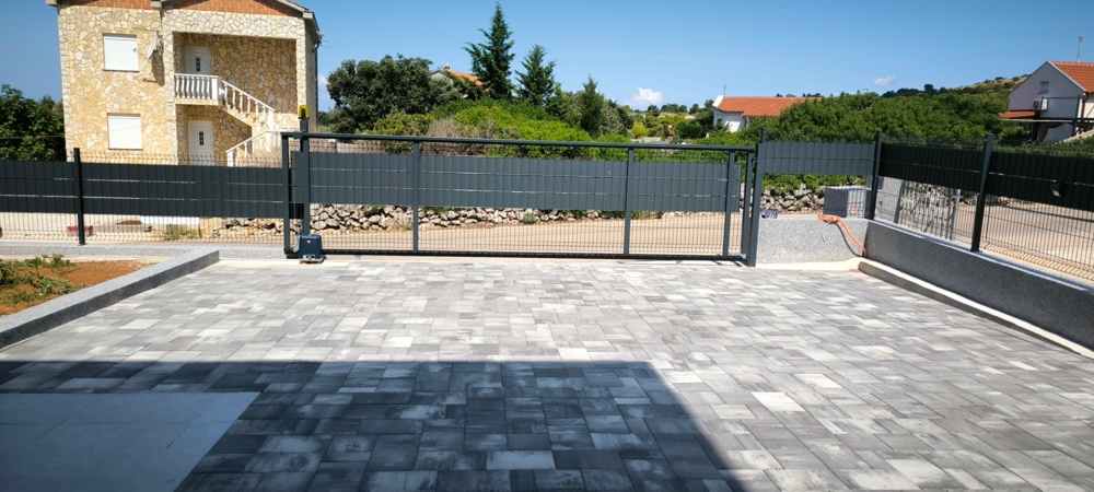 Place de stationnement sécurisée à l'extérieur du bien H3574.