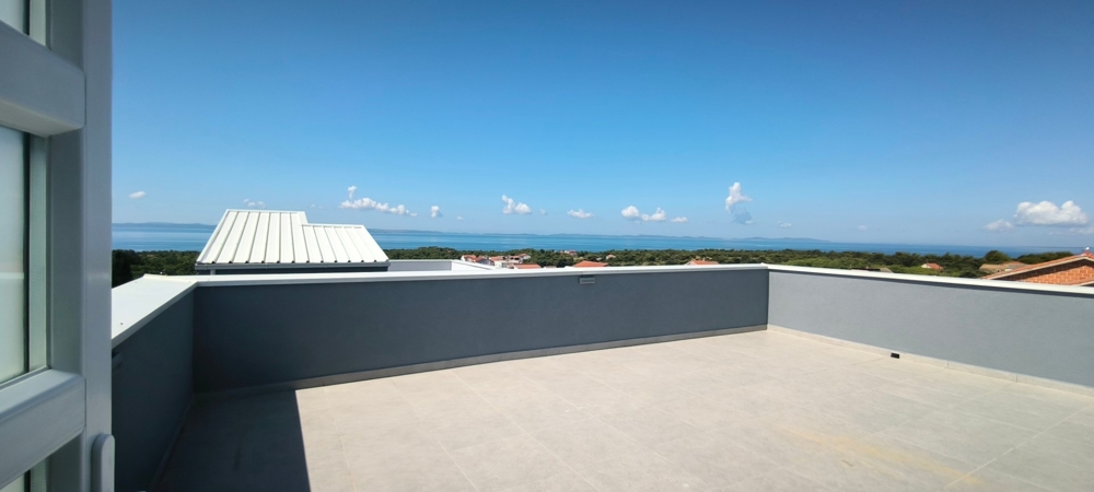 Toit-terrasse avec belle vue mer.