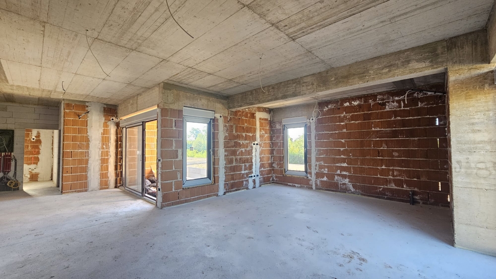 Maison dans un ensemble de 4 constructions neuves.