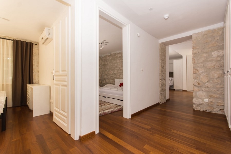 Couloir avec accès à plusieurs chambres