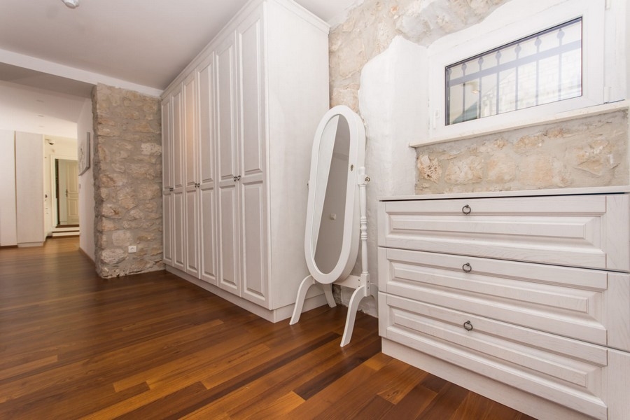 Dressing avec placards encastrés et miroir