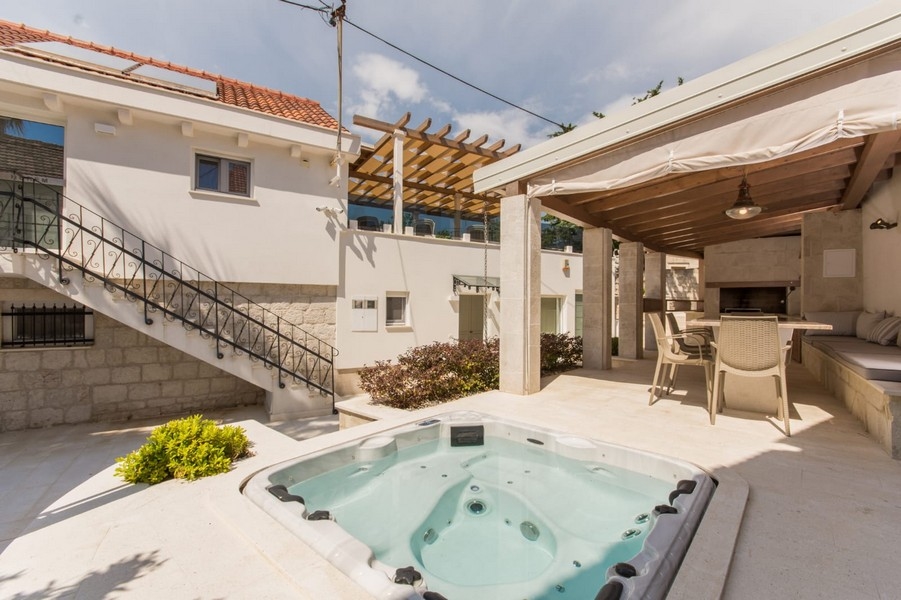 Jacuzzi du bien H3586 en Croatie - Panorama Scouting.