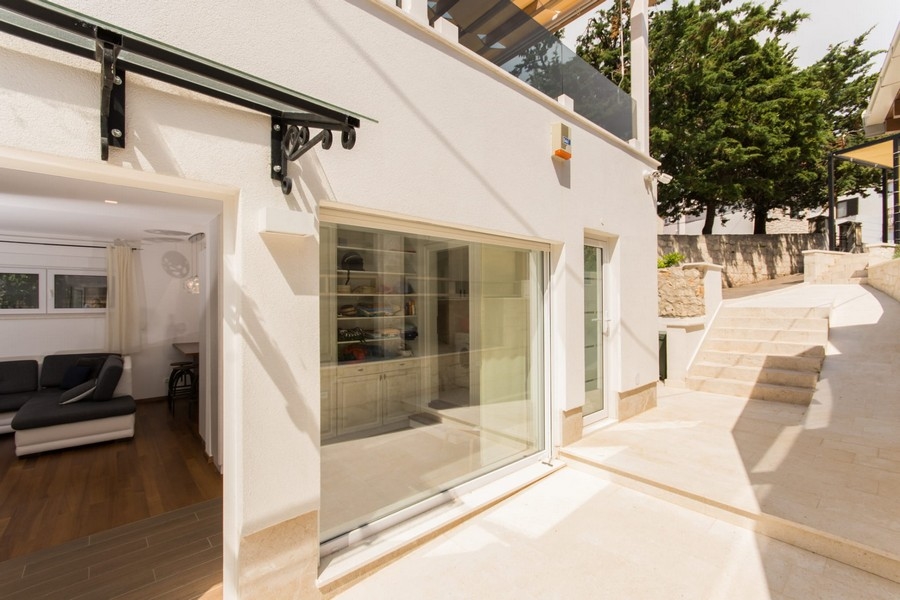 Terrasse avec porte coulissante et vue sur le séjour