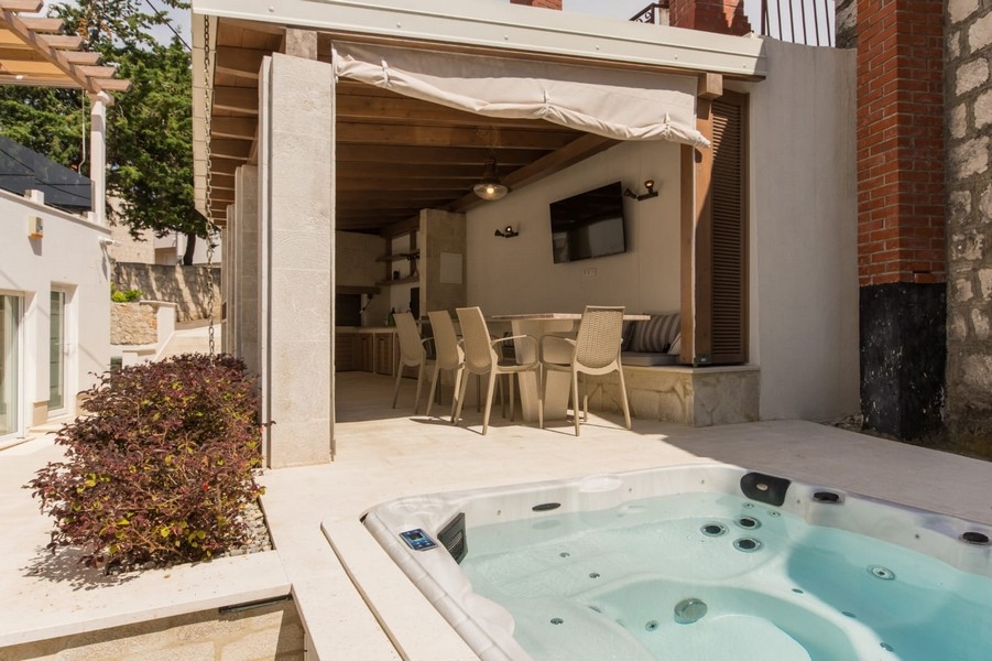 Jacuzzi devant le coin repas couvert