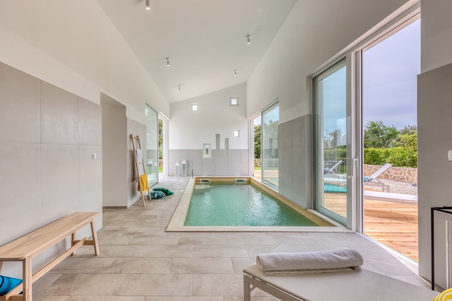 Piscine couverte avec grandes portes coulissantes
