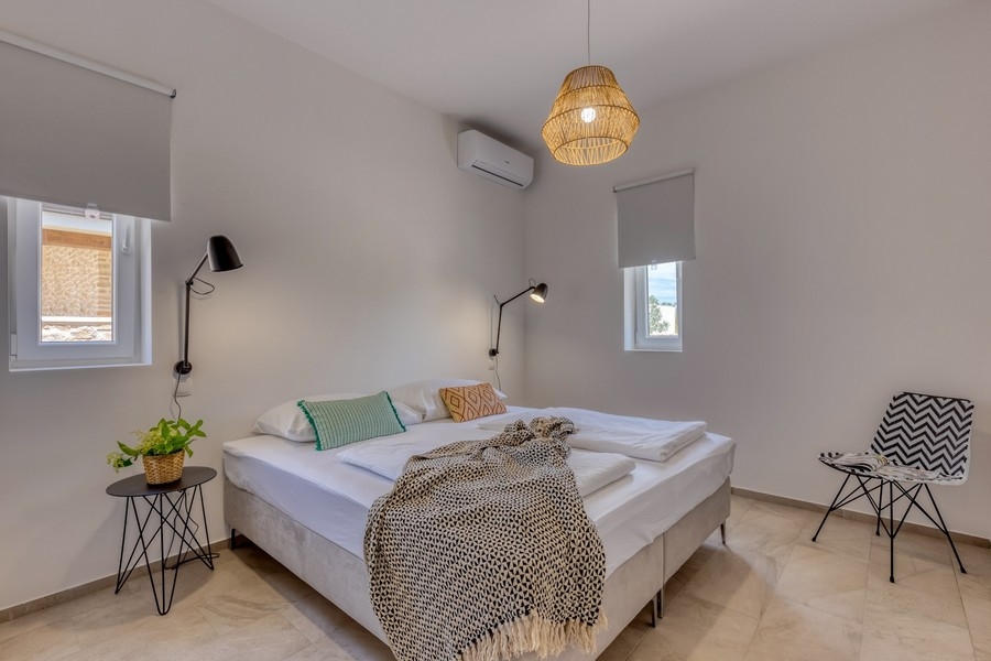 Chambre avec lit double et climatisation