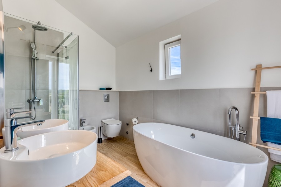 Salle de bains moderne avec baignoire îlot