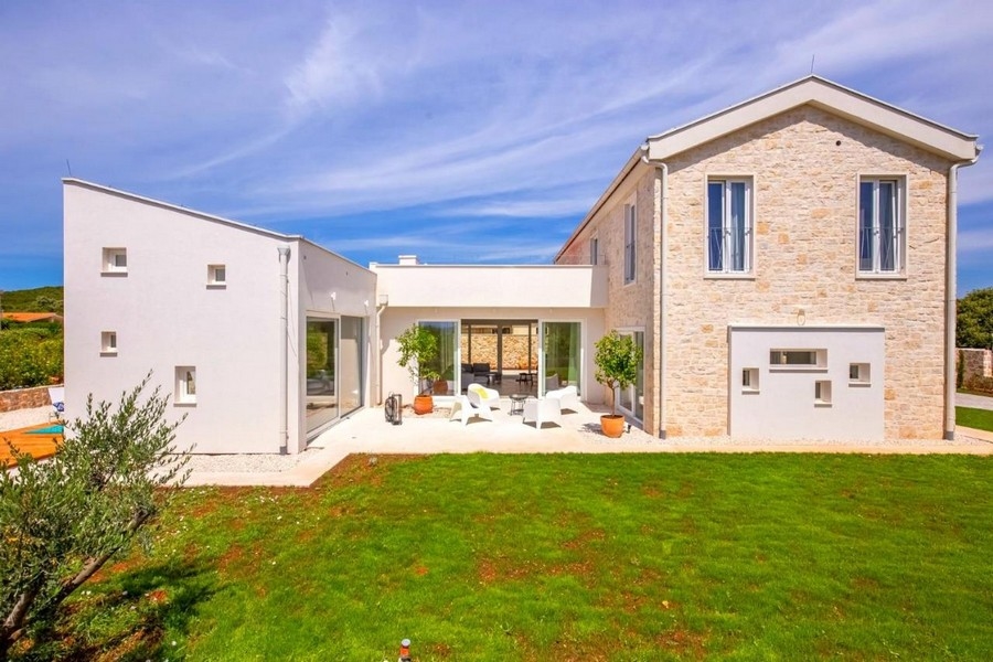 Villa moderne avec façade en pierre naturelle et jardin