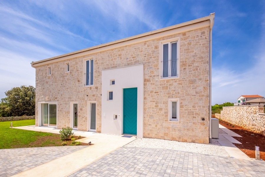 Entrée de la villa avec porte d'entrée remarquable