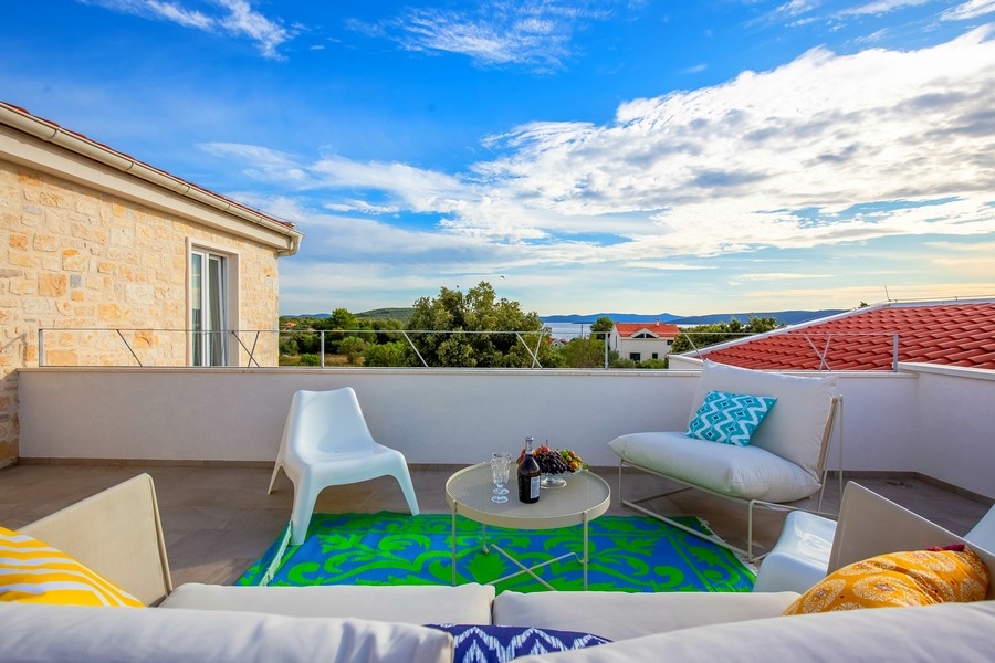 Terrasse à l'étage avec vue mer