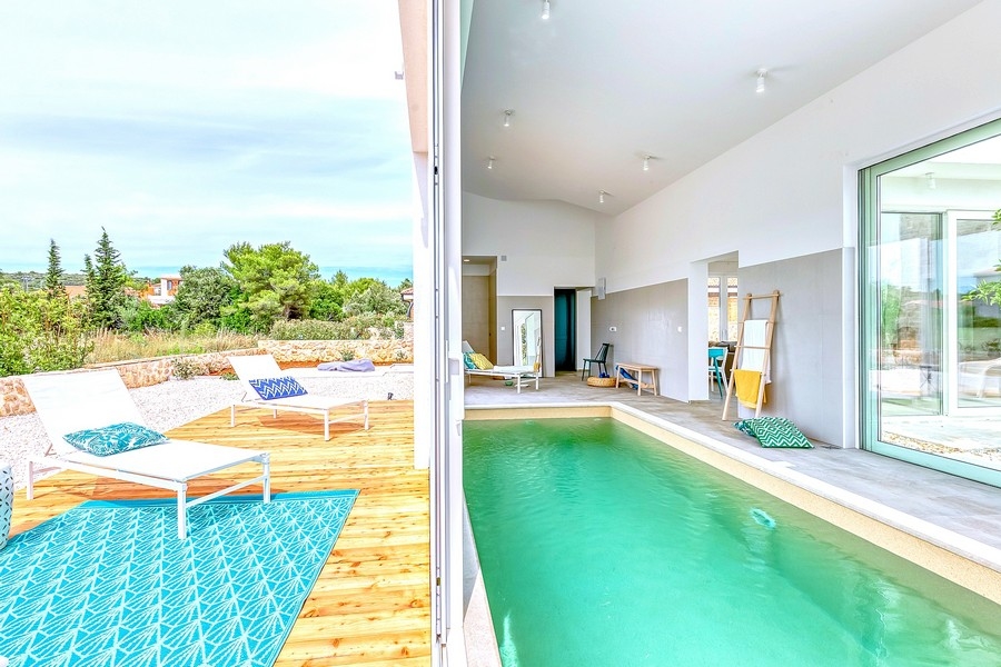 Piscine intérieure avec accès au solarium