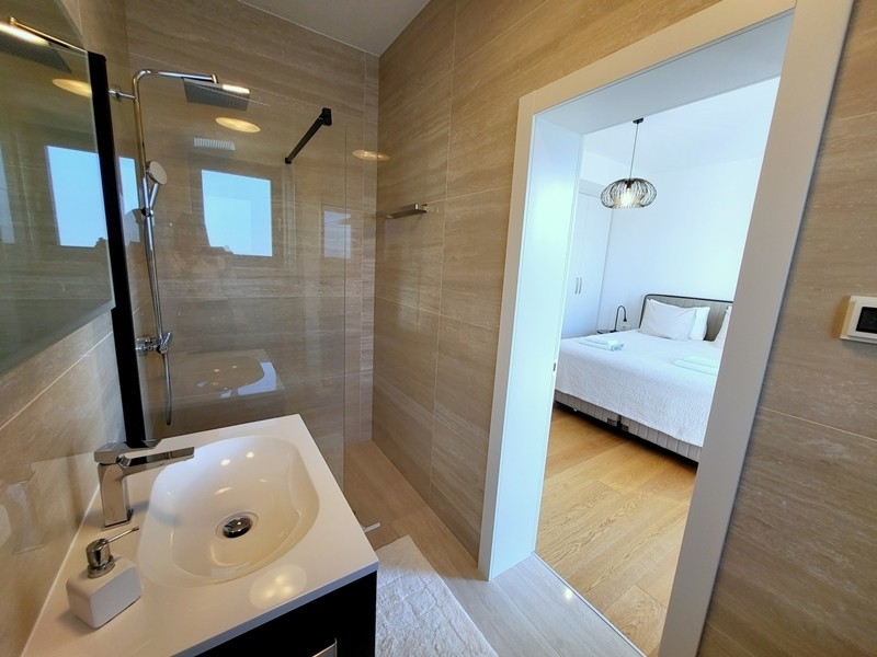 Salle de bains moderne avec douche à l'italienne