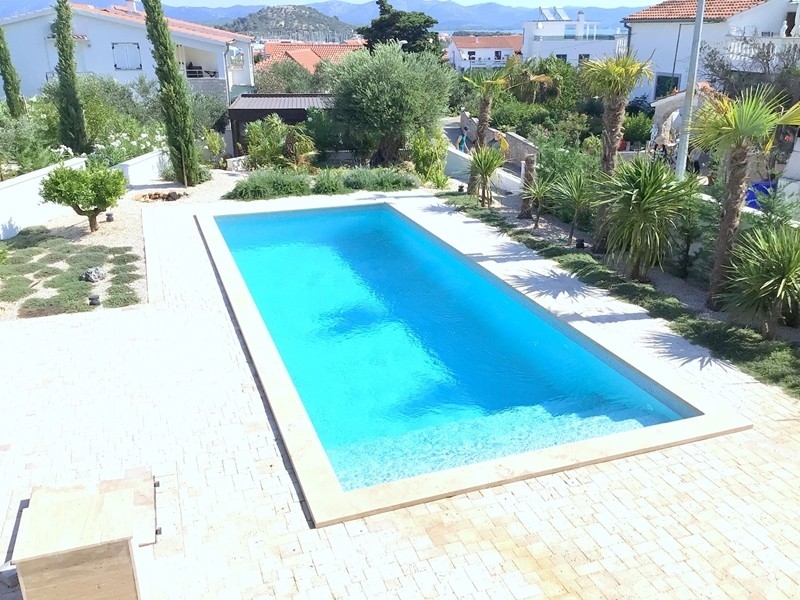 Piscine et terrasse de la villa H3592 en Croatie.