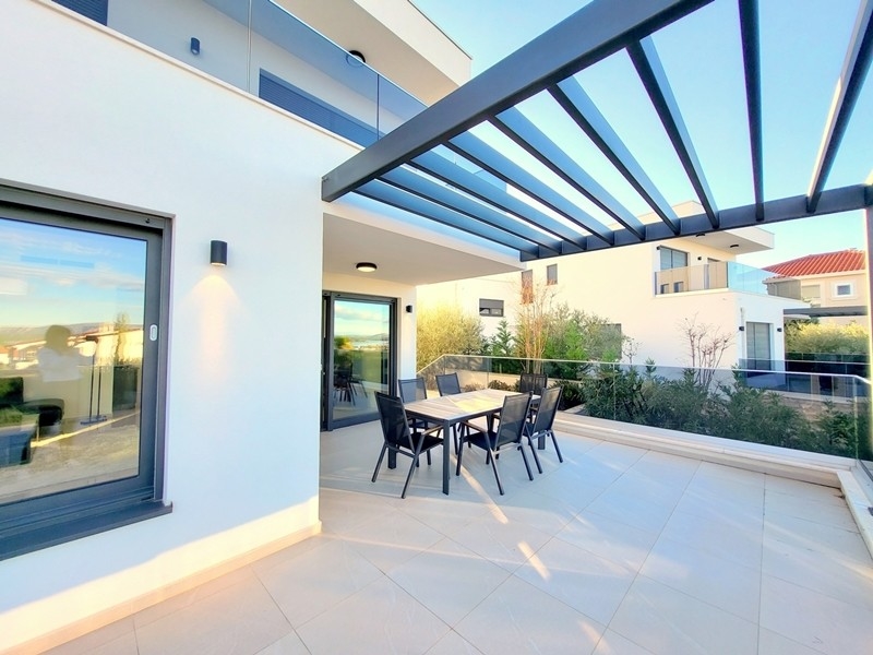 Terrasse couverte avec coin salon