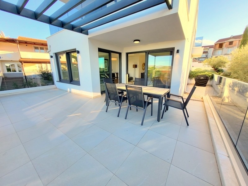 Terrasse moderne avec garde-corps en verre