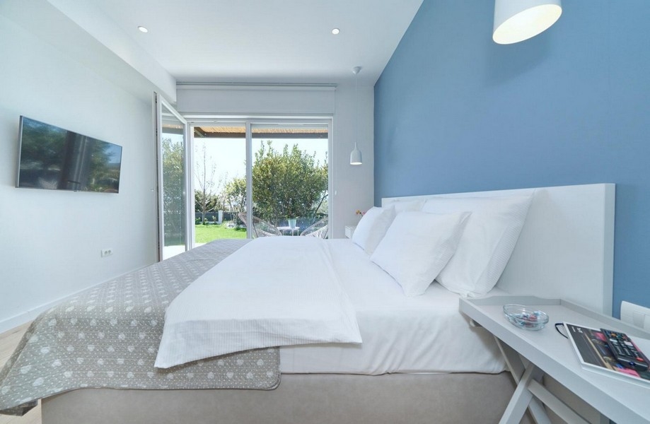 Chambre avec lit double et accès au jardin