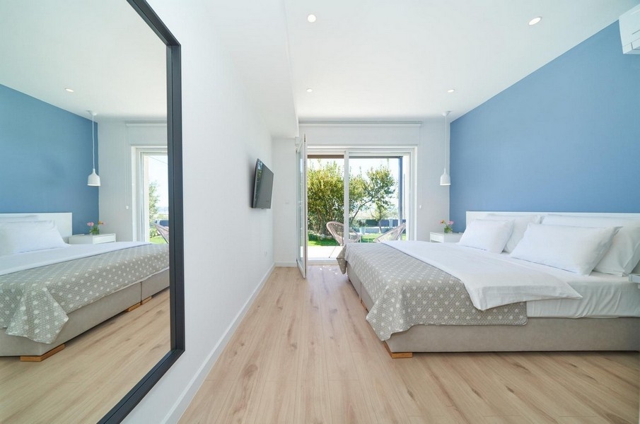 Chambre lumineuse avec miroir et terrasse