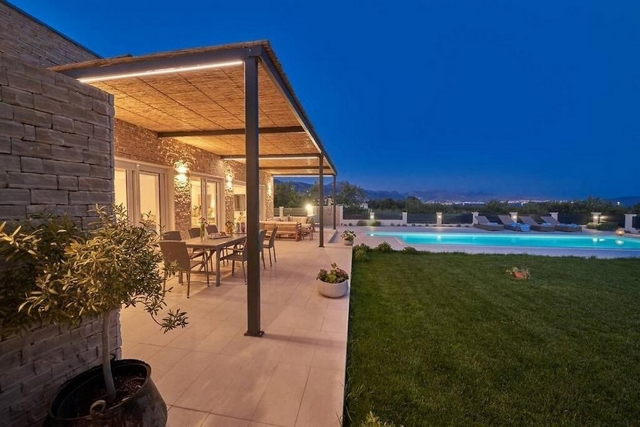 Terrasse couverte avec jardin et piscine de nuit
