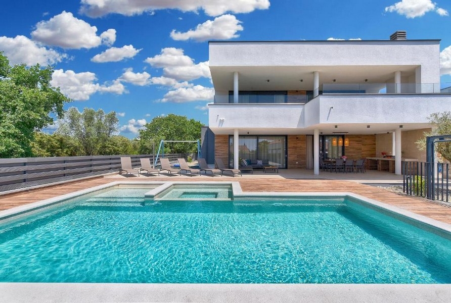 Villa près de Pula avec piscine, jacuzzi et rangée de transats