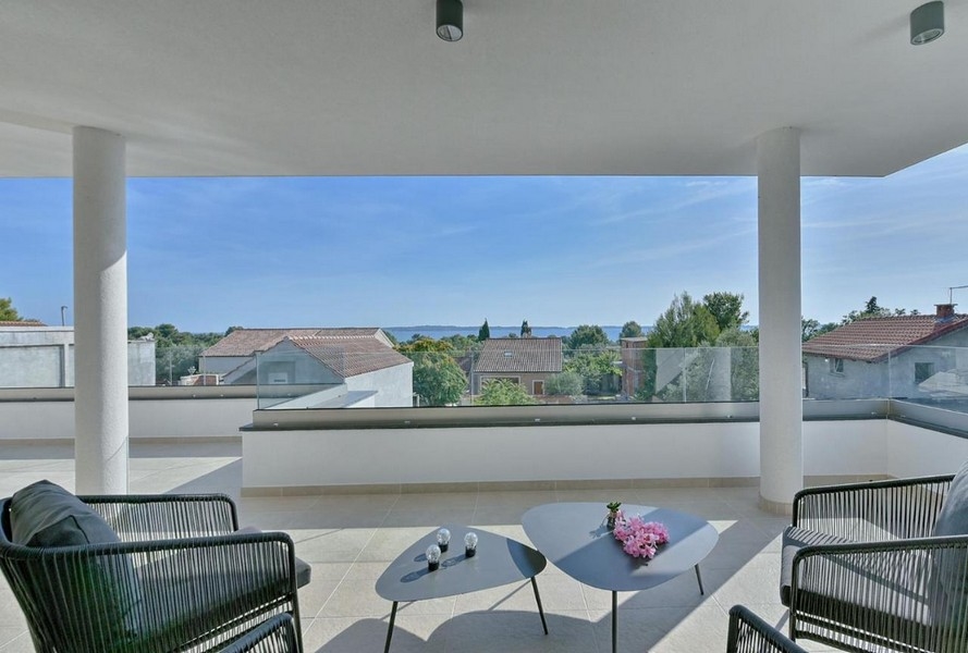 Loggia avec colonnes et table basse avec fleurs