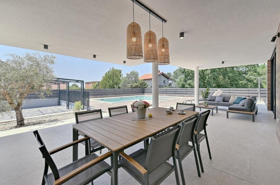 Coin repas et vue sur la piscine.