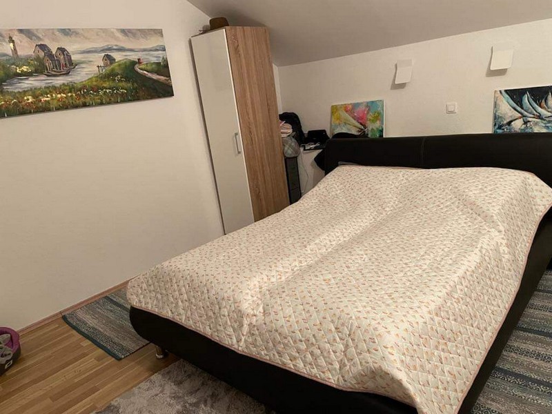 Chambre avec lit double et armoire